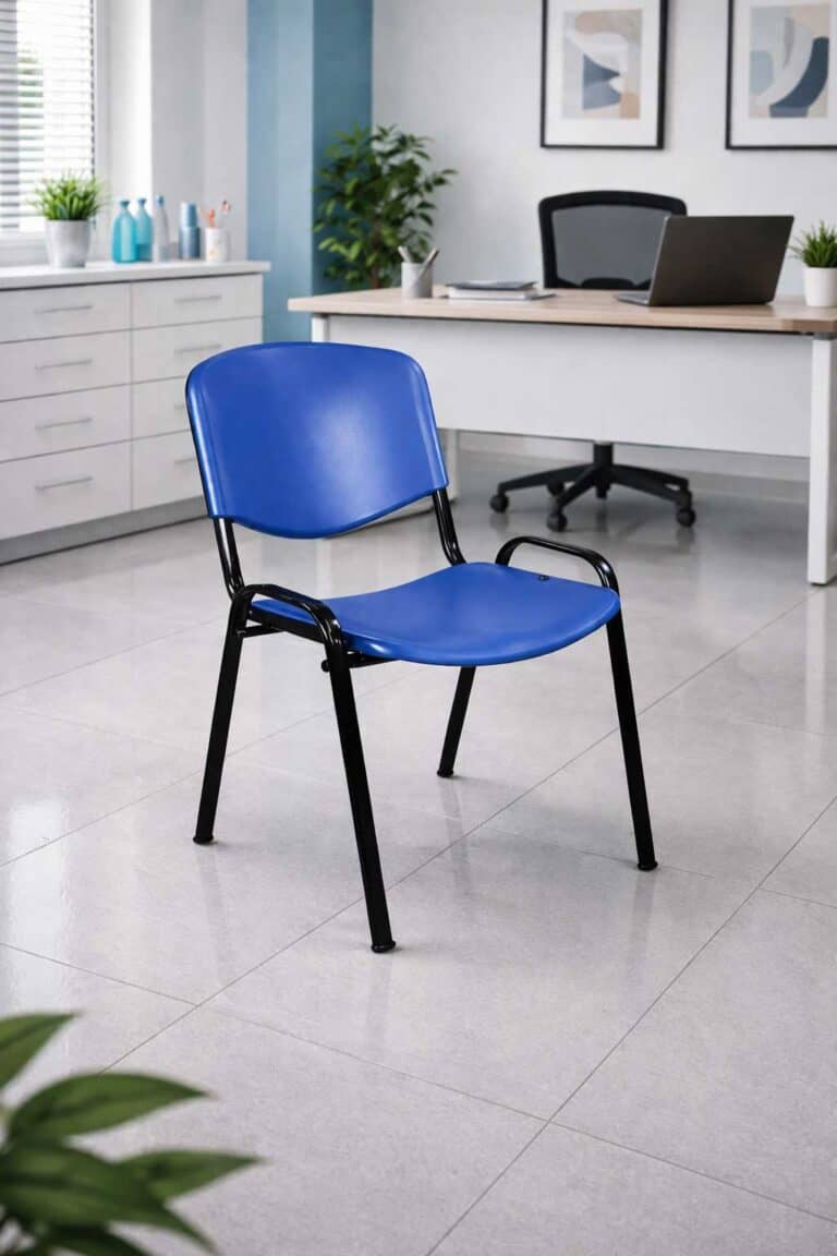 Silla apilable de plástico en colores variados, ideal para oficinas y espacios públicos. Resistente.