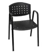 Silla apilable fija de plástico color negro con brazos altos, ideal para espacios públicos y oficina.