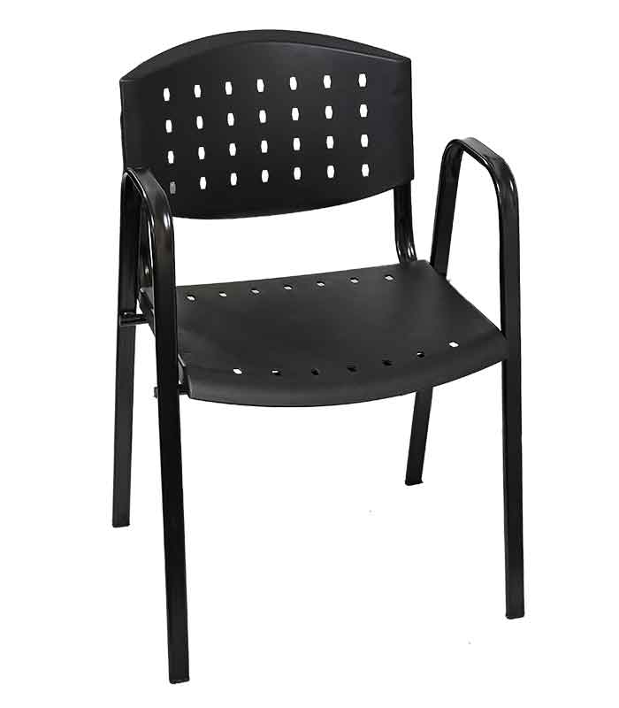 Silla apilable fija de plástico color negro con brazos altos, ideal para espacios públicos y oficina.