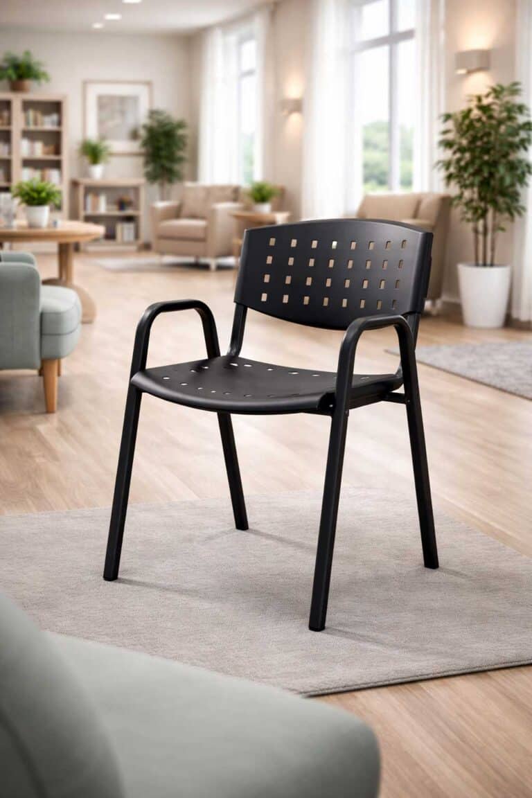 Silla apilable fija de plástico color negro con brazos altos, ideal para espacios modernos y funcion.