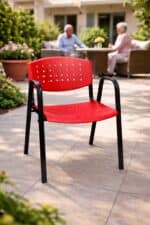 Silla apilable fija de plástico con brazos altos en variedad de colores para exteriores y espacios p.